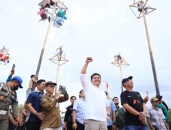 Lomba Panjat Pinang 77 Pohon Semakin Meriah Dihadiri Gubernur Herman Deru 