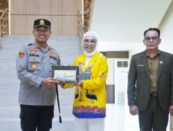 Ketua DPRD Sumsel dan Ketua Komisi I Berikan Penghargaan Kepada Tim Satresnarkoba Polrestabes Palembang