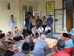 Sepasang Kekasih Melakukan Pernikahan Di Polres Pali