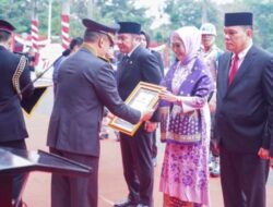 HUT Bhayangkara ke-77, Ketua DPRD Sumatera Selatan Terima Penghargaan Pin Emas