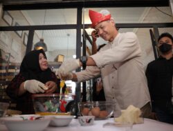 Kedatangan Capres di Palembang, Emak-Emak Ajari Ganjar Bikin Kue Maksuba