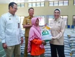 Ketua DPRD Sumsel Hadiri Pembagian Beras Presiden Di Kecamatan Gandus